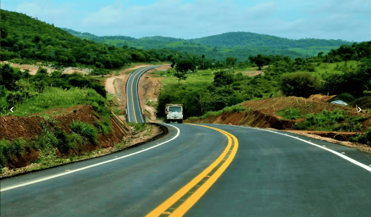 Rodovia na região do Cerrado em Mato Grosso