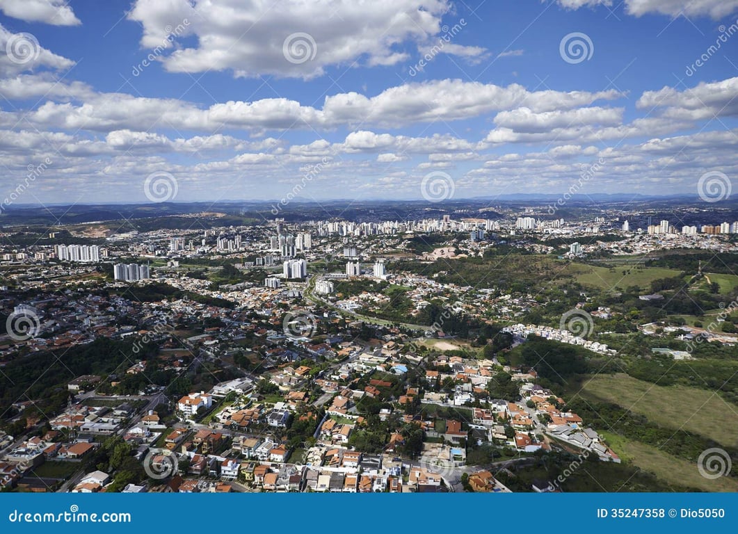 Vista aérea de cidade do interior paulista, com quadras urbanas e áreas arborizadas