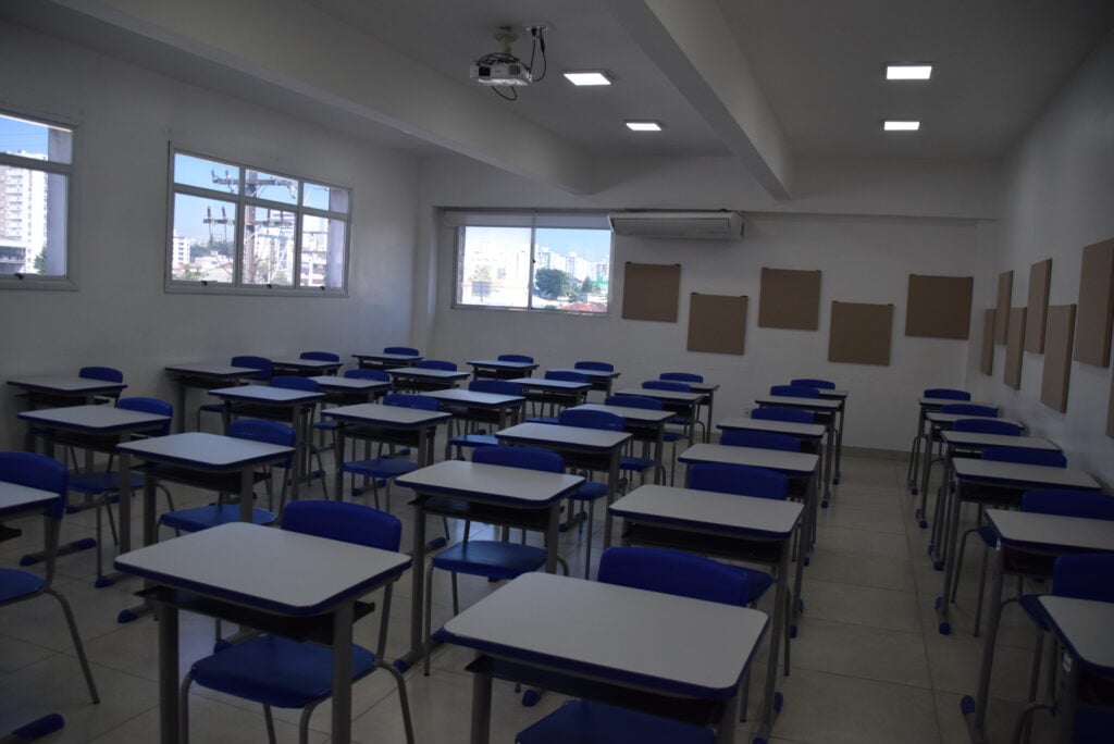 Sala de aula em ambiente de instituto federal, com mobiliário moderno