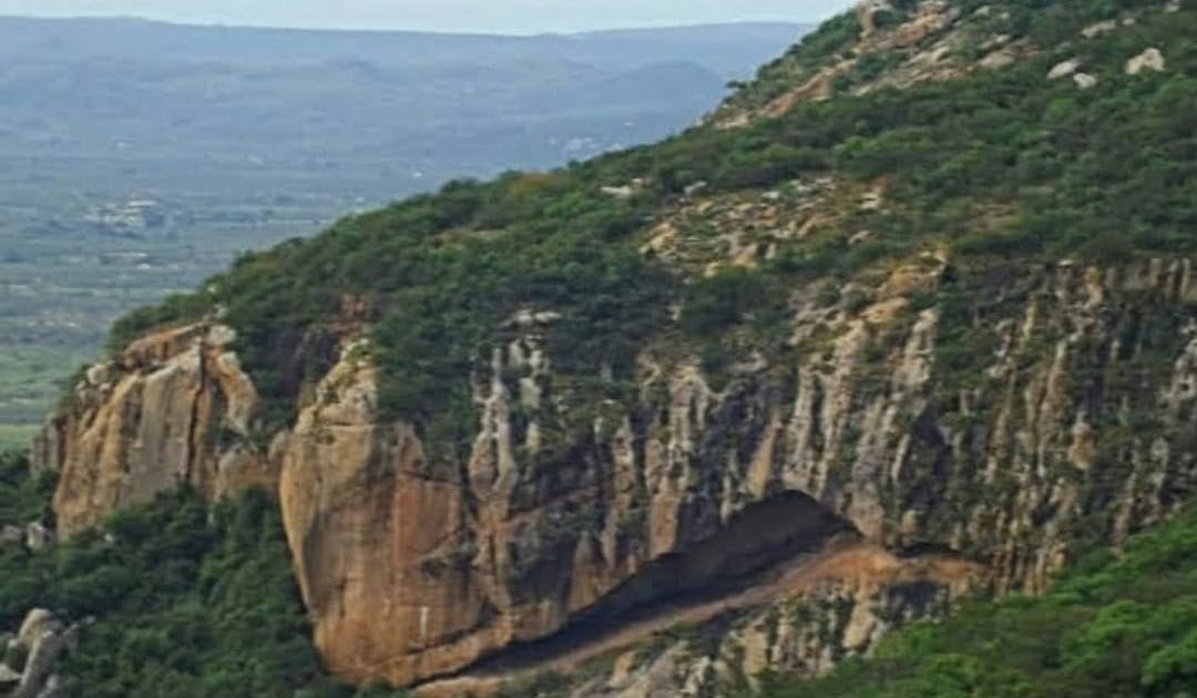 Paisagem do Seridó potiguar, com afloramentos rochosos e vegetação típica da caatinga; cenário associado à atividade mineral da região