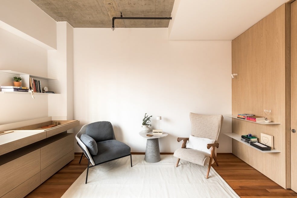 Ambiente de consultório/atendimento psicológico, com poltronas e mesa de apoio