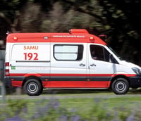 Ambulância do SAMU realizando atendimento pré-hospitalar em área urbana