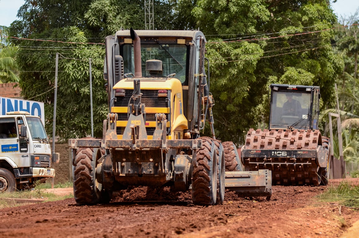 Retroescavadeira em estrada rural