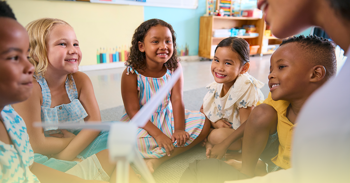 Crianças em atividade pedagógica com uma educadora