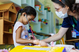 Atendimento em unidade básica de saúde, com foco em cuidado e inclusão