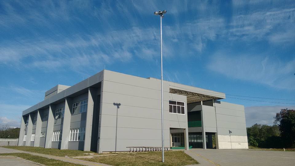 Fachada do IFRS Campus Alvorada ao ar livre, prédio com identidade visual da instituição sob céu azul