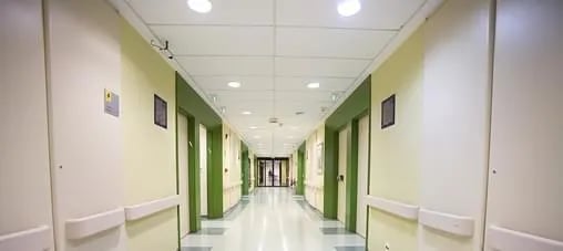 Corredor de hospital limpo e organizado
