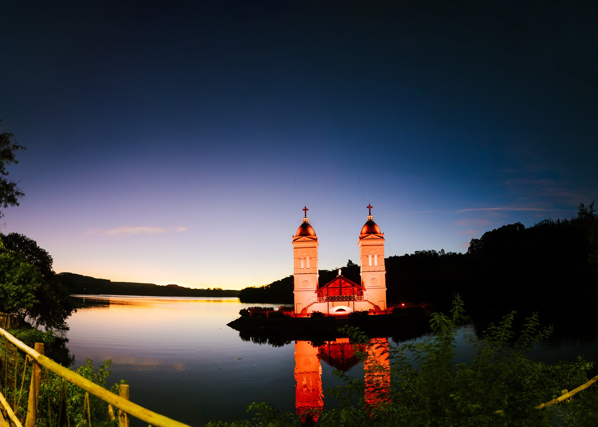 Torres da antiga igreja de Itá refletindo no lago