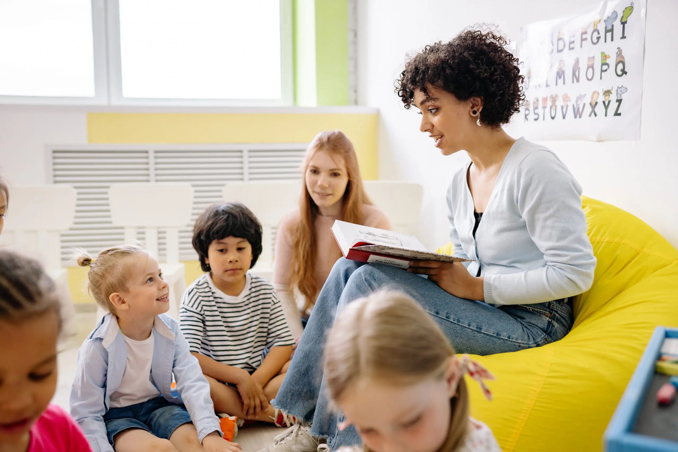 Professor interagindo com alunos em sala de aula