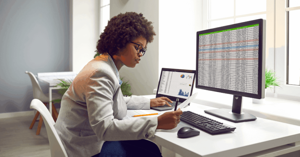 Profissional de compras analisando planilhas e cotações