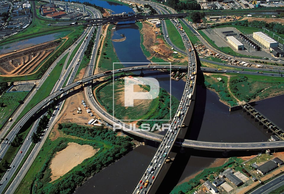 Vista aérea das marginais Tietê e Pinheiros com tráfego intenso em São Paulo