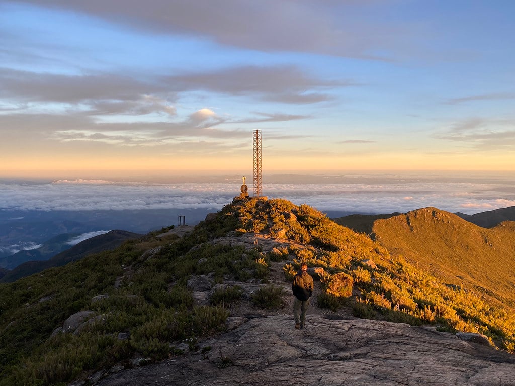 Serra do Caparaó ao amanhecer, com montanhas e vegetação típica