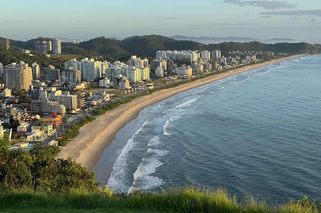 Panorama urbano de Blumenau e o rio Itajaí-Açu