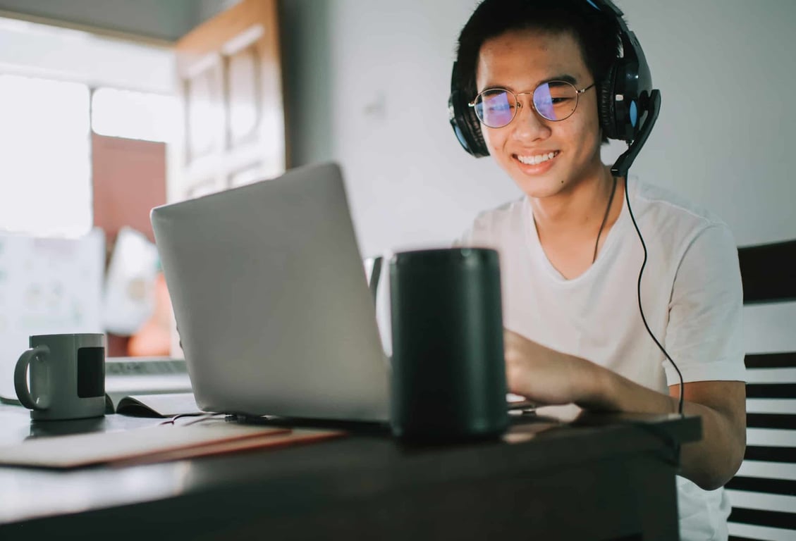 virtual assistant smiling, working