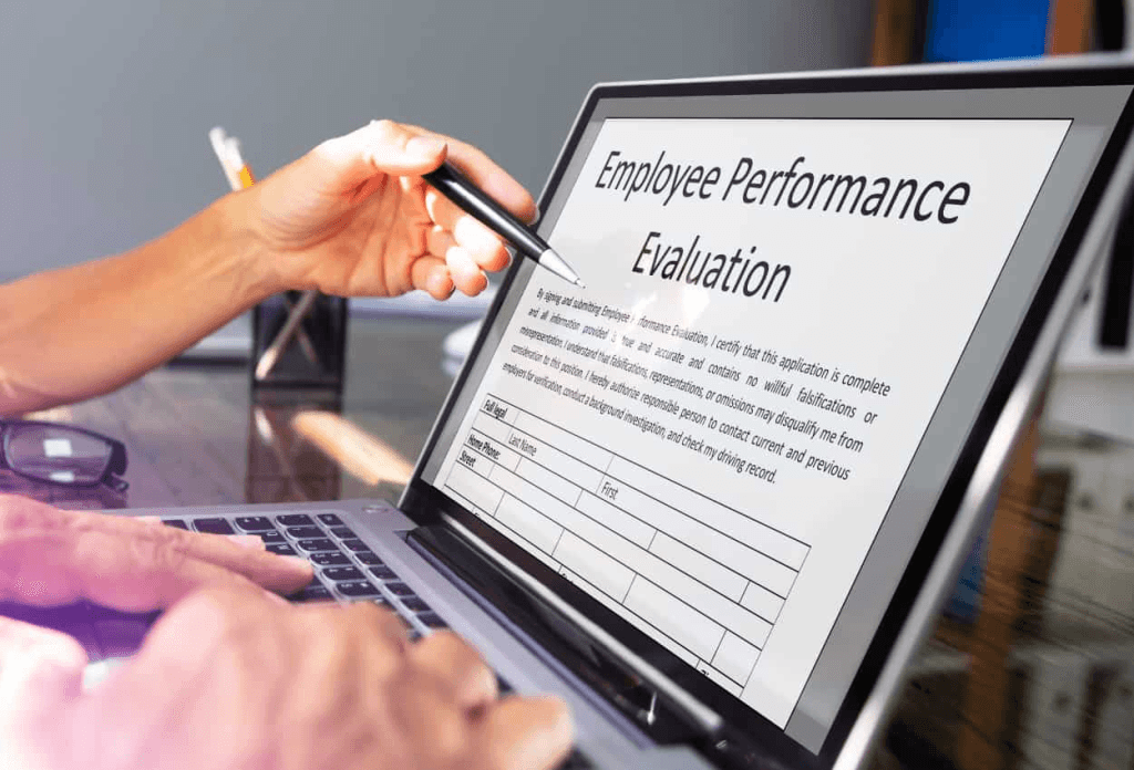evaluates employee performance, picture highlights colleagues performance