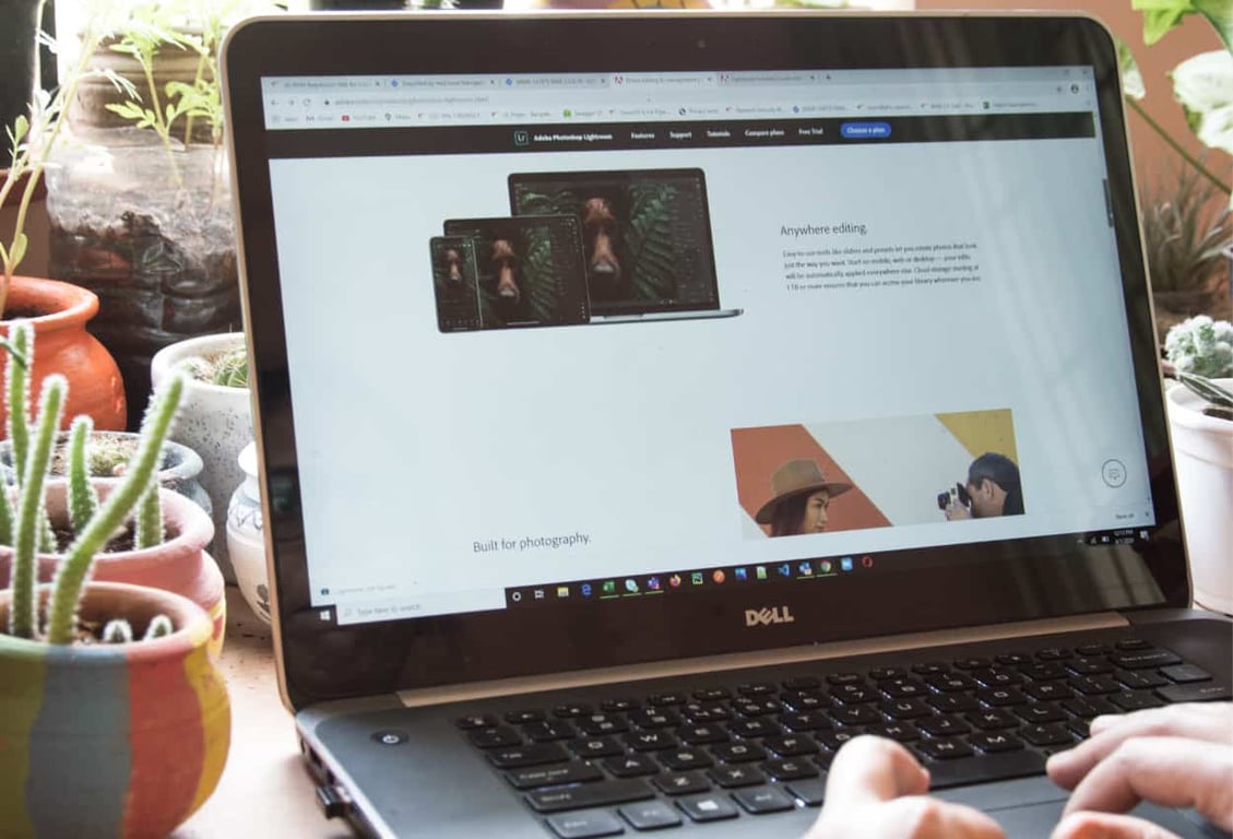 virtual assistant working on web design