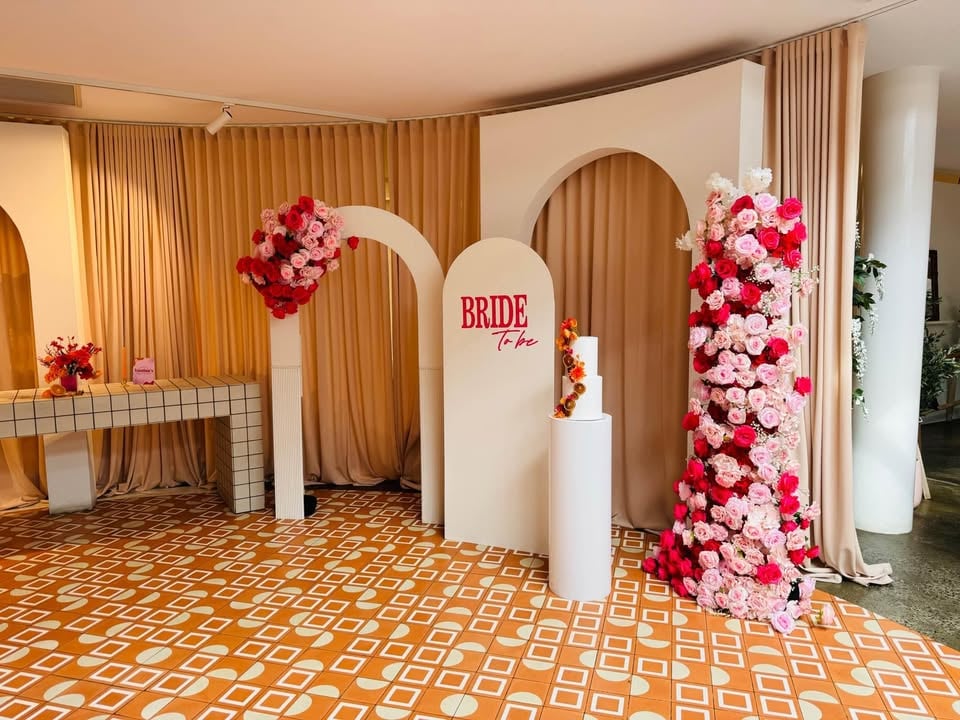 HIRE ARCHES & FLOWERS photo 11