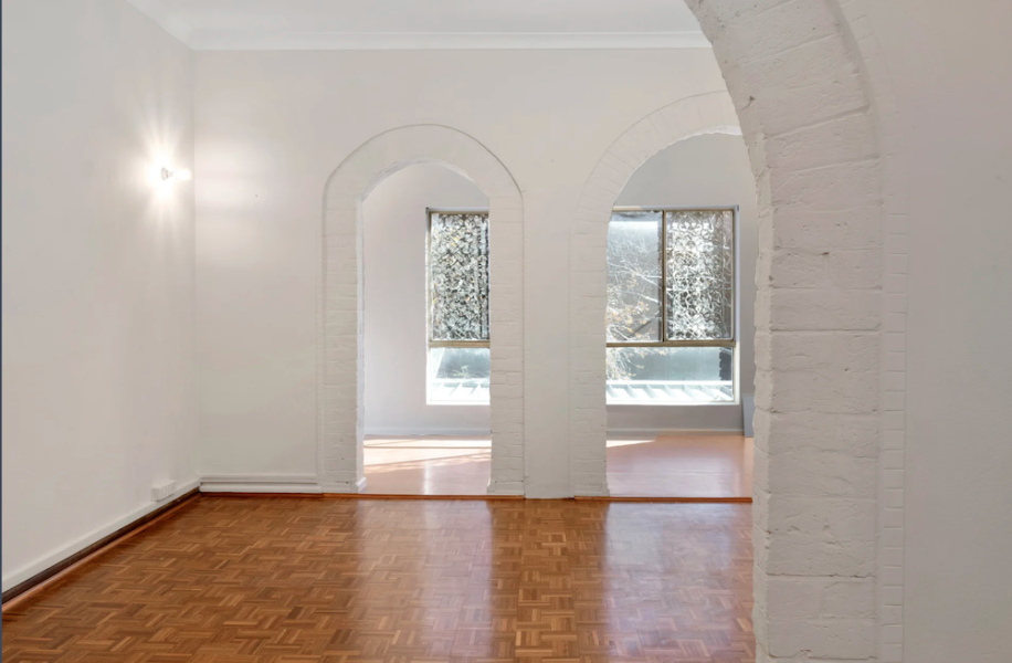 Large private room in shared office photo 4
