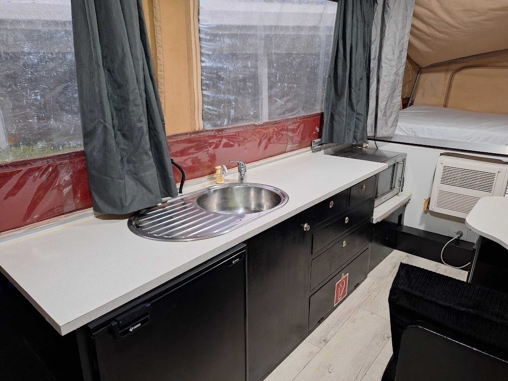 Large air-conditioned pop-up caravan photo 14