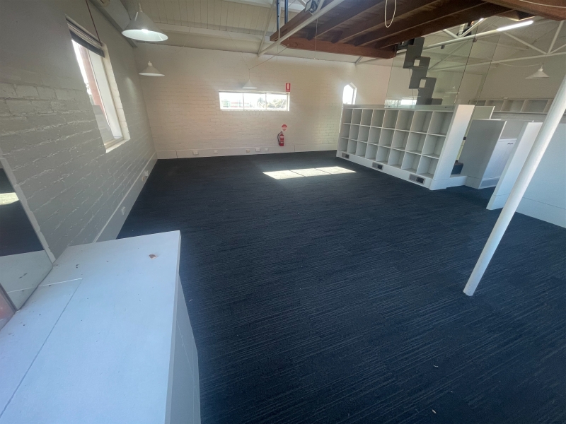 Large sunlit studio for lease, All Bills included photo 2