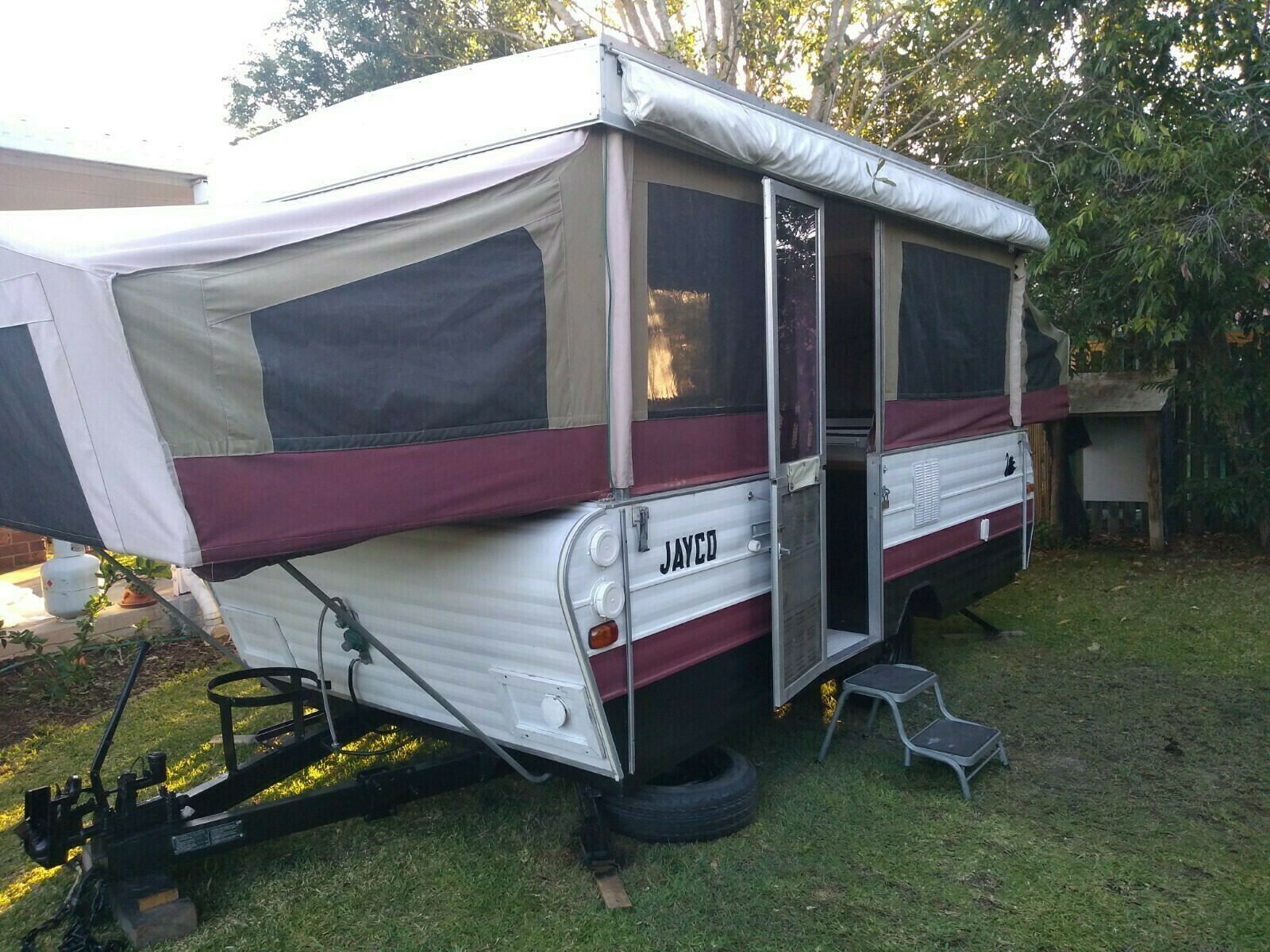 Large air-conditioned pop-up caravan photo 7