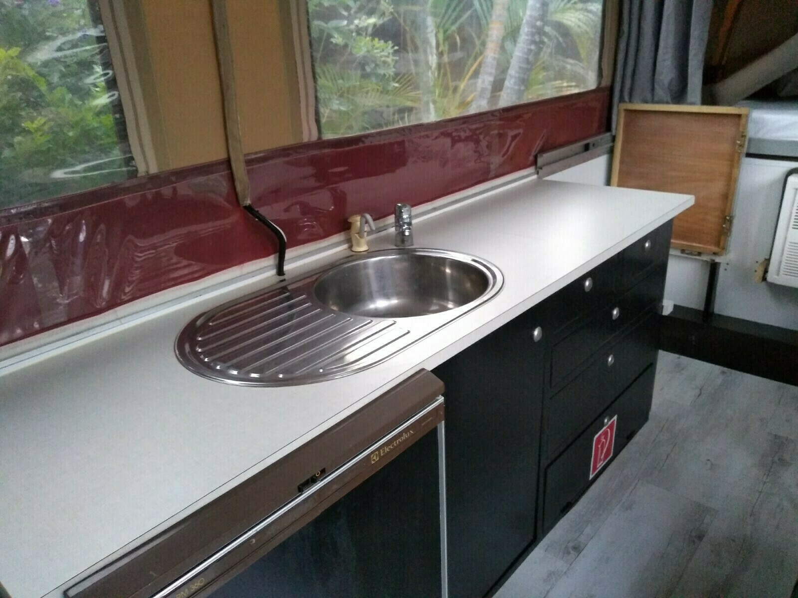 Large air-conditioned pop-up caravan photo 13
