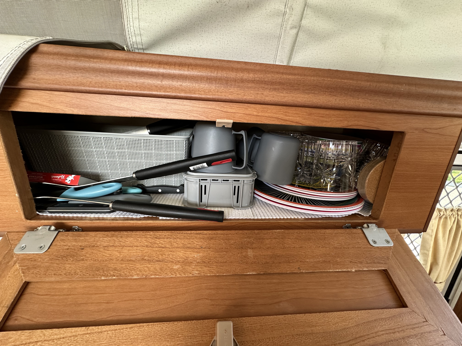 Lightweight Family & Pet-Friendly Van | 2 Bunks + Island Bed | A/C & Solar photo 7