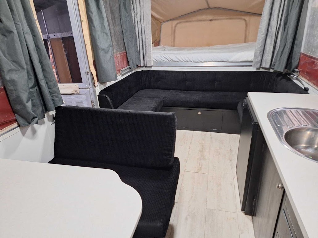 Large air-conditioned pop-up caravan photo 3