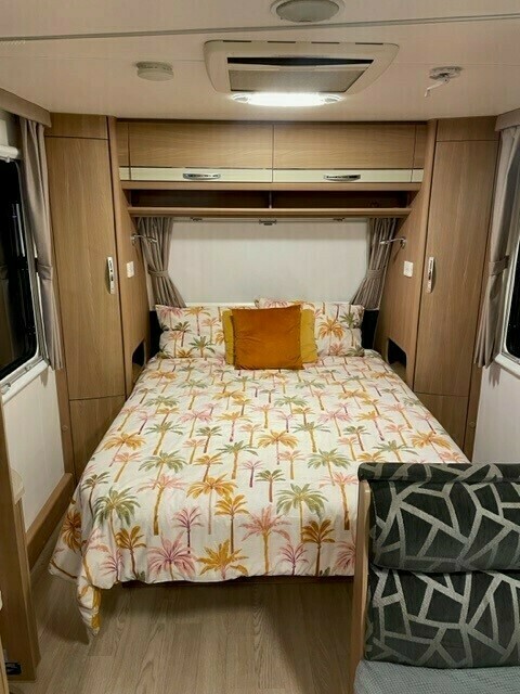 Jayco Starcraft Triple Bunk Family Caravan photo 4