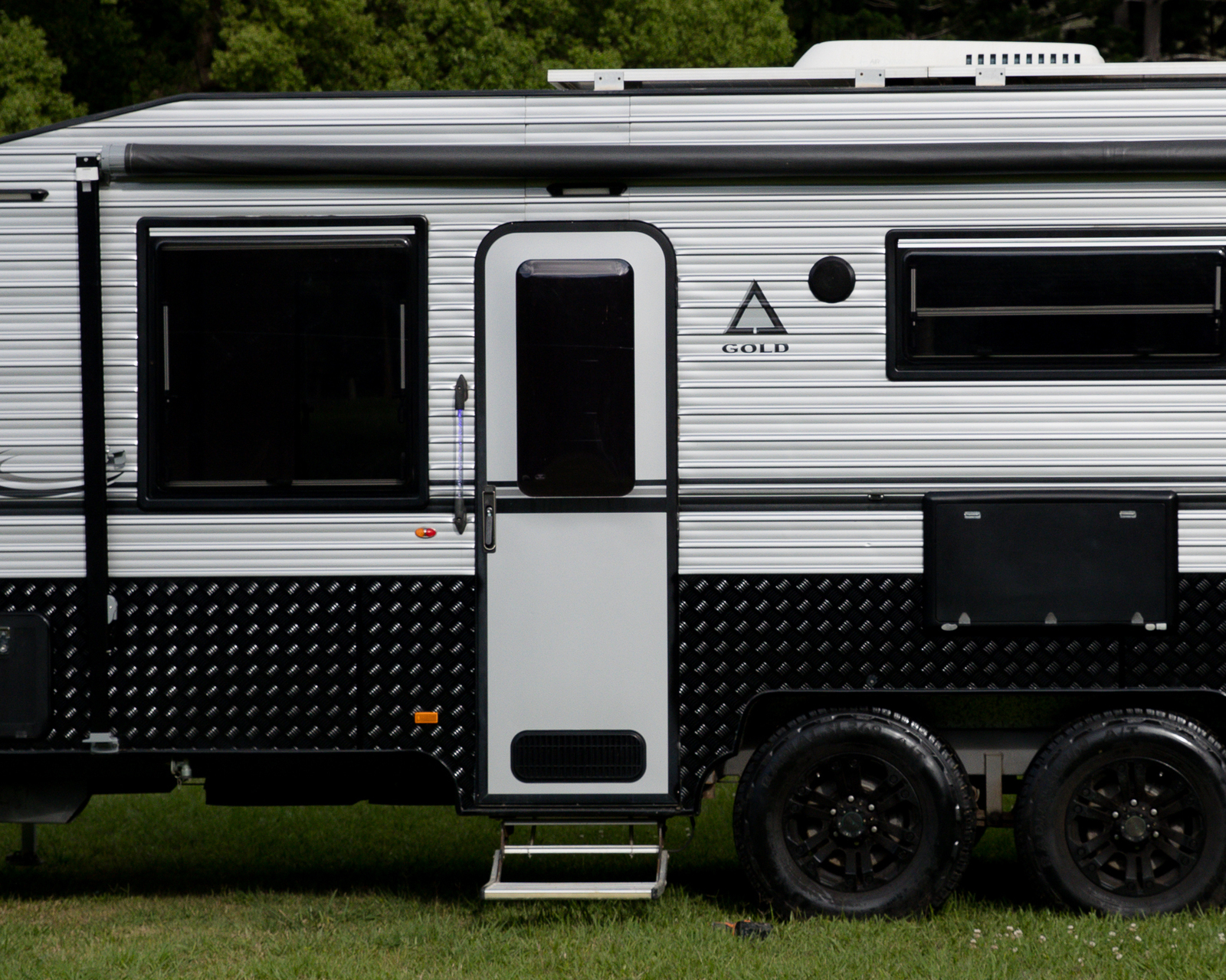 SUMMER HOLIDAY DREAMING WITH FULL SET UP TRIPLE BUNK - BLACK BETTY - BOOK ME FOR A MONTH IN JAN 2026'! photo 13