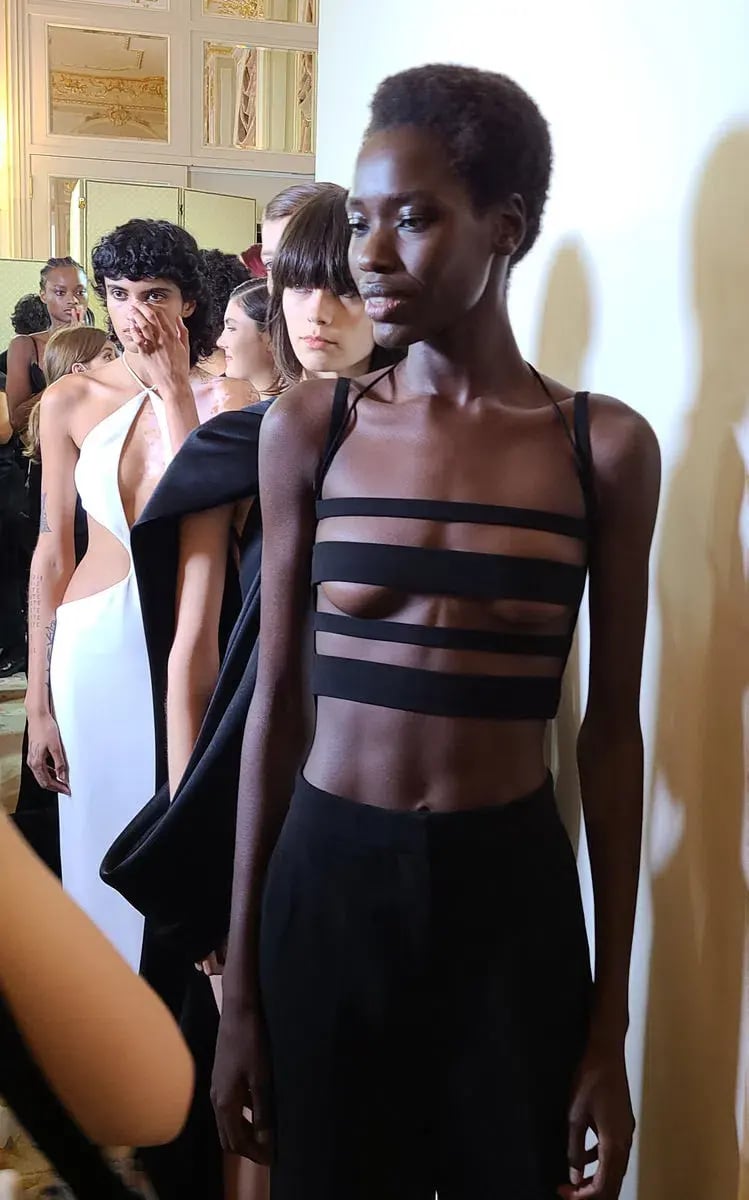 Monot Cutout Crop Top Black Size 4 photo 3