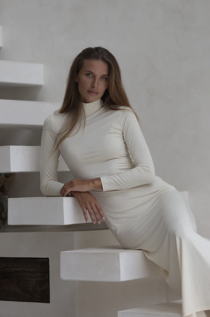 LUXE SLIP DRESS HIGH-NECK SAND photo 2