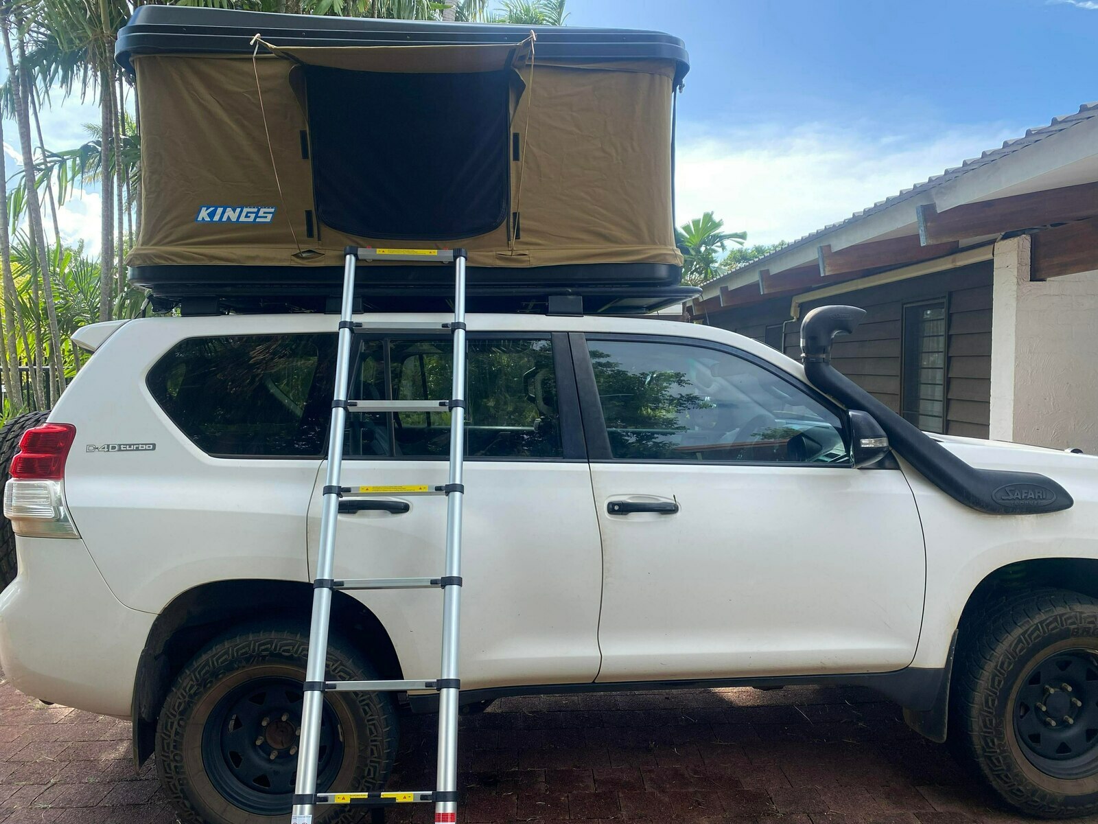 Prado 4WD photo 2