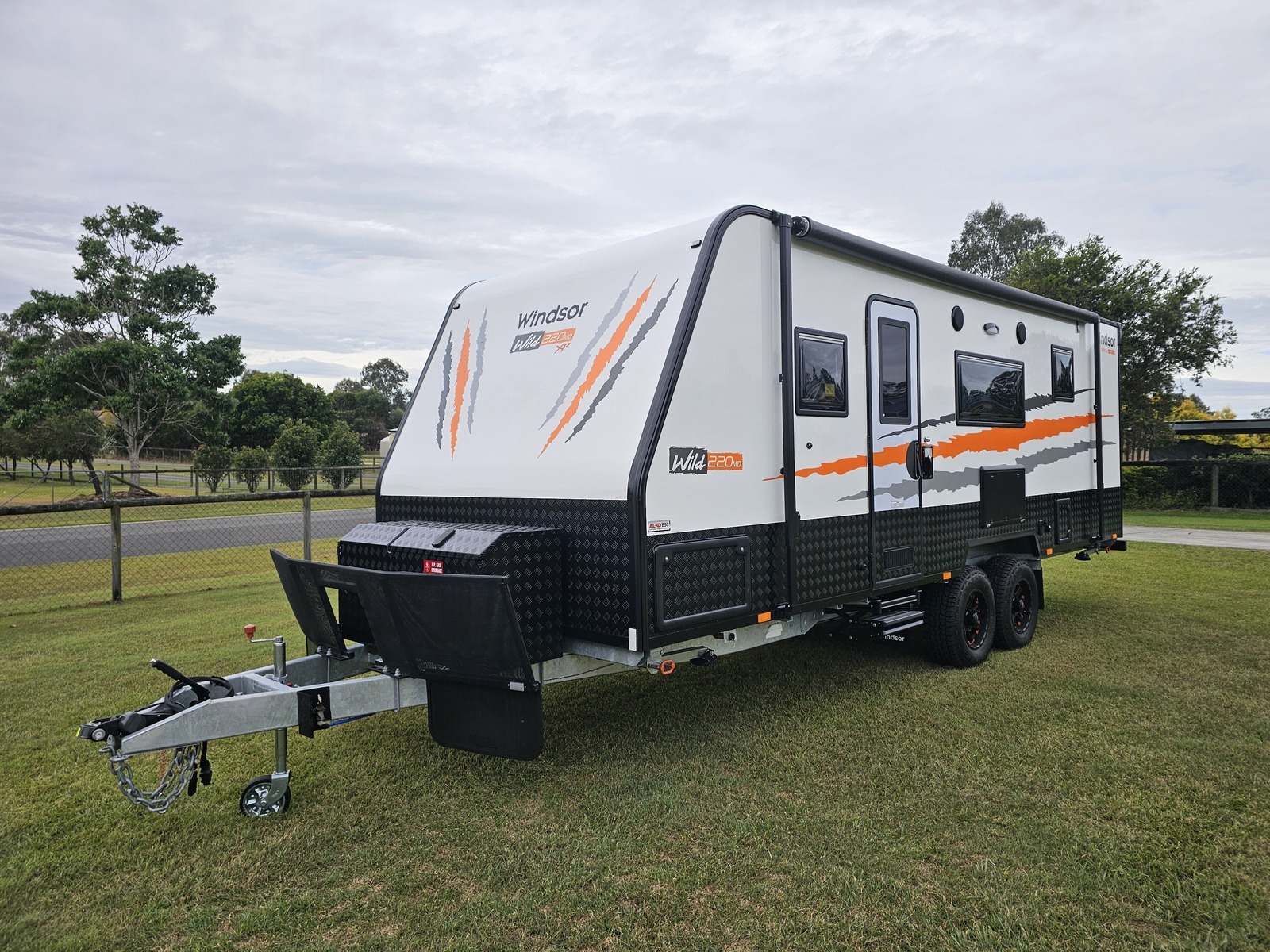 2024 Brand New Windsor family van, 3 bunks photo 2