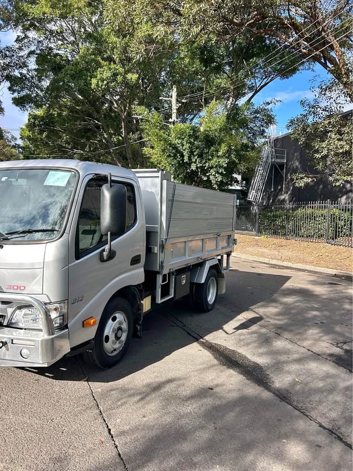 Tipper truck for hire car license photo 3