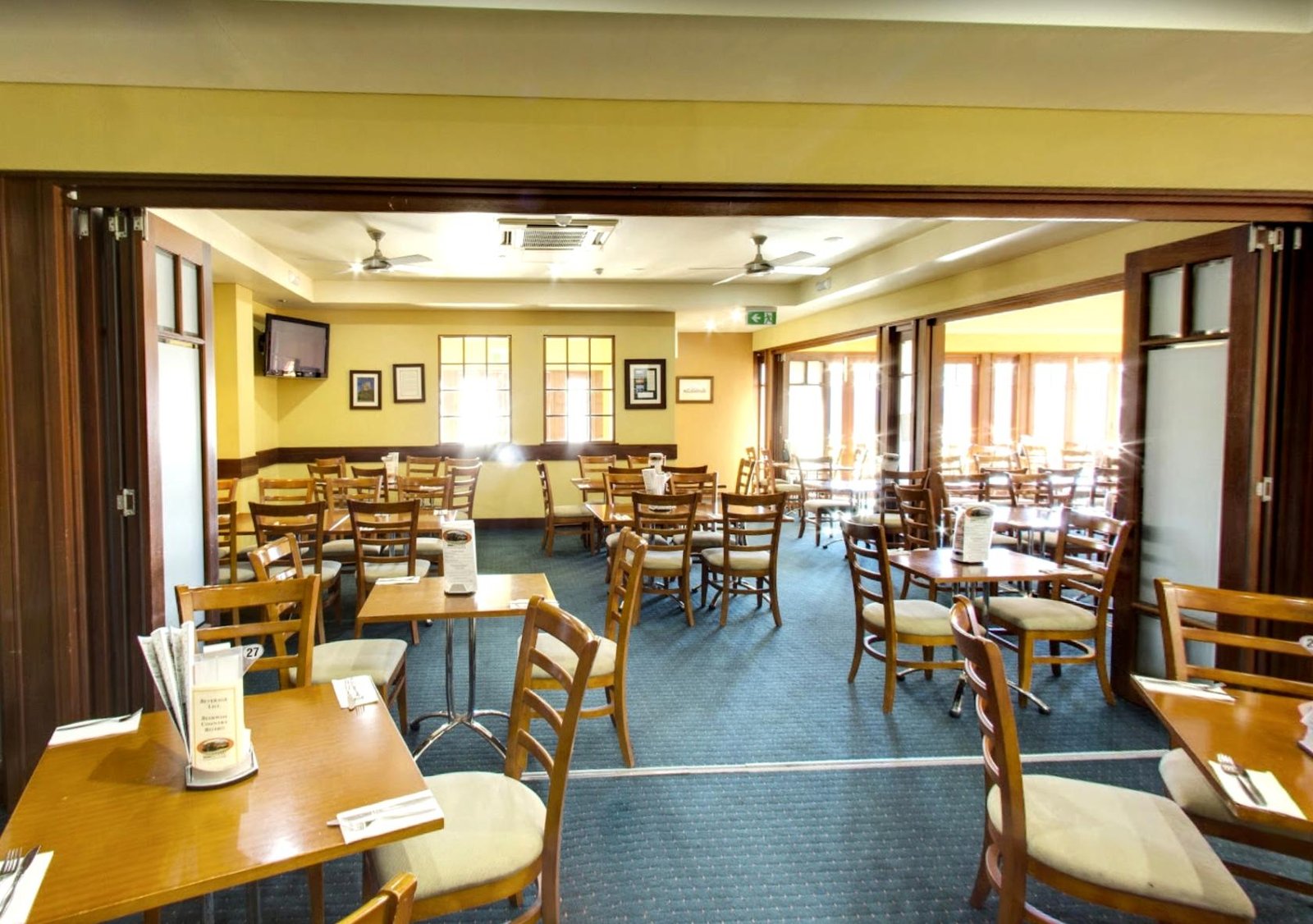 Half Dining Room at Beerwah Hotel photo 4