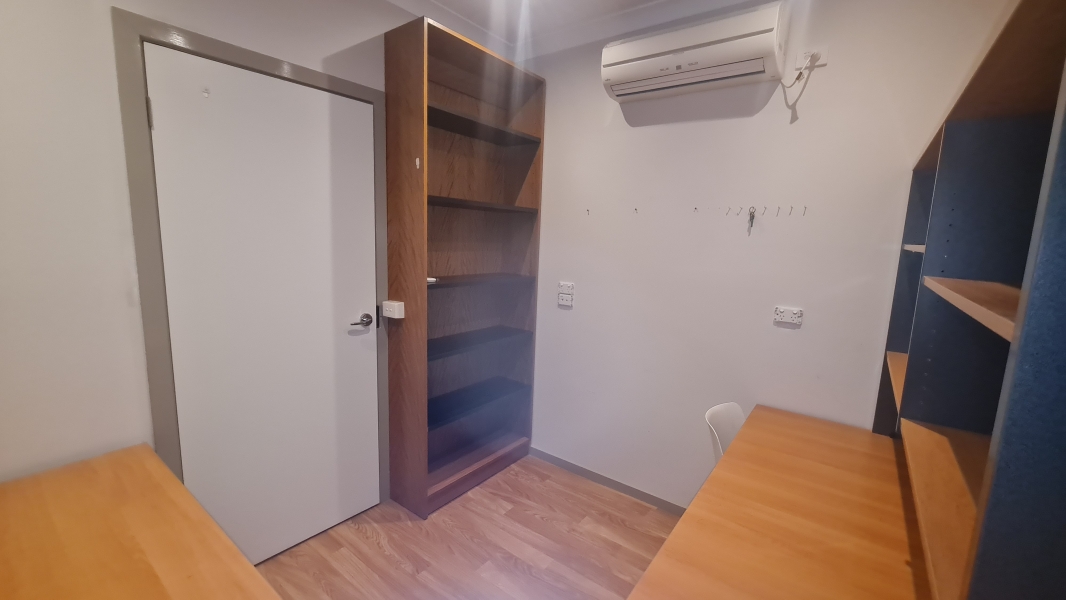 Studio/Desk space in small office photo 2