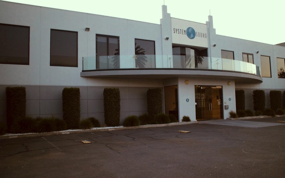 Stylish Boardroom with Ample Parking photo 4