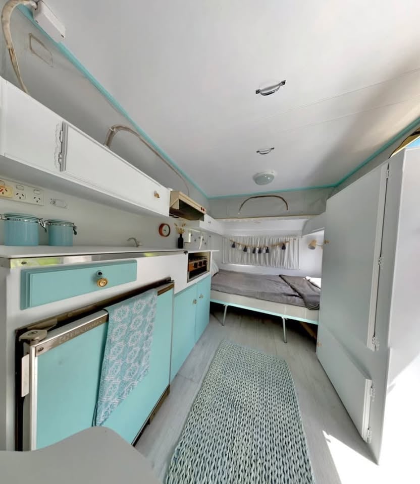 Renovated Retro Classic Windsor Weekender easy tow 12ft caravan photo 4