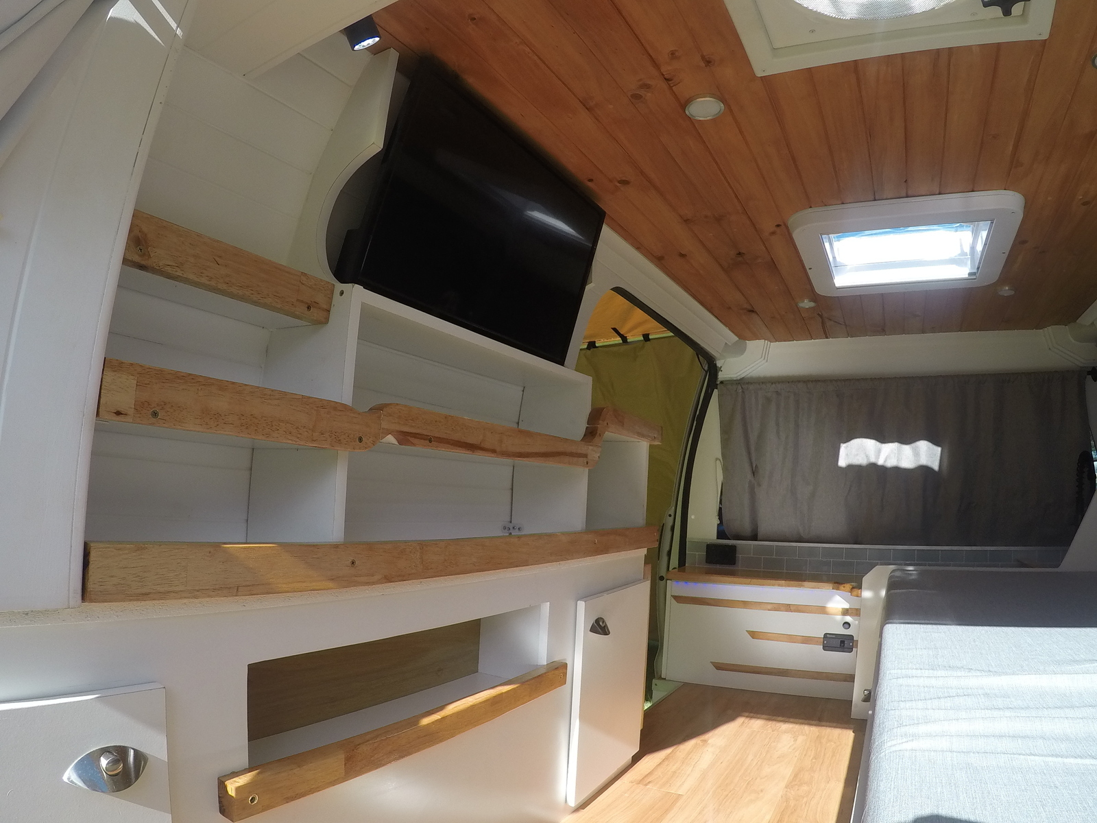 VAN ESSA photo 10