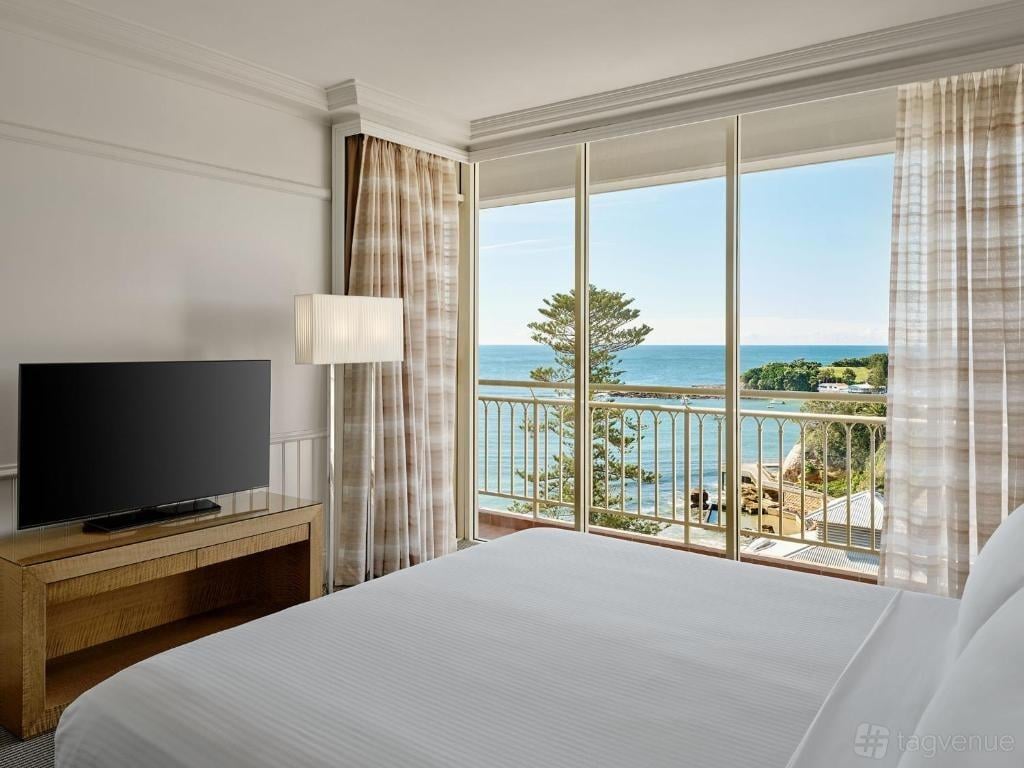 MacMasters Room at Crowne Plaza Terrigal Pacific photo 8