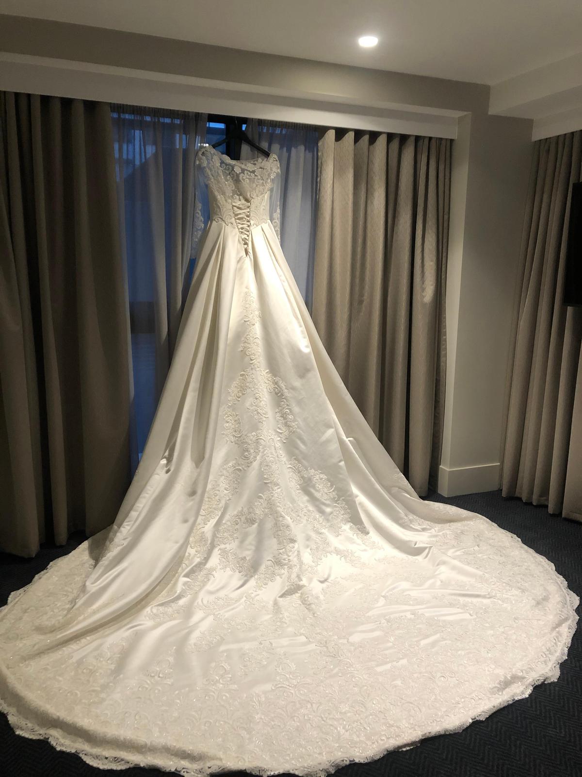 Wedding dress photo 3