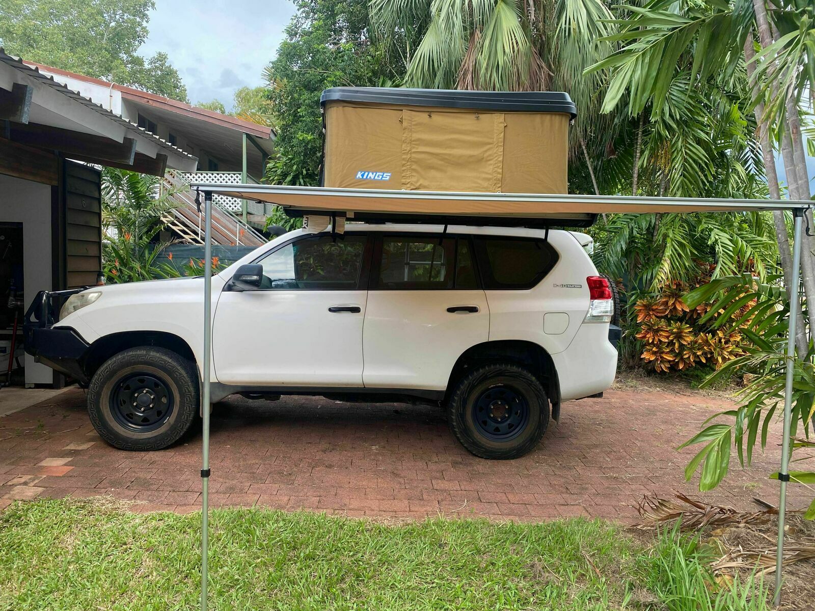 Prado 4WD photo 3
