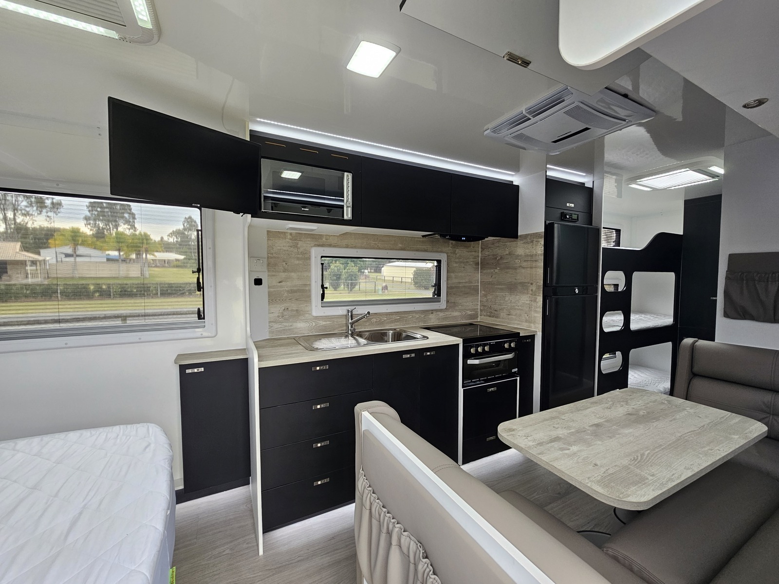 2024 Brand New Windsor family van, 3 bunks photo 6