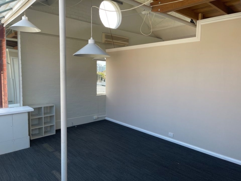 Large sunlit studio for lease, All Bills included photo 8