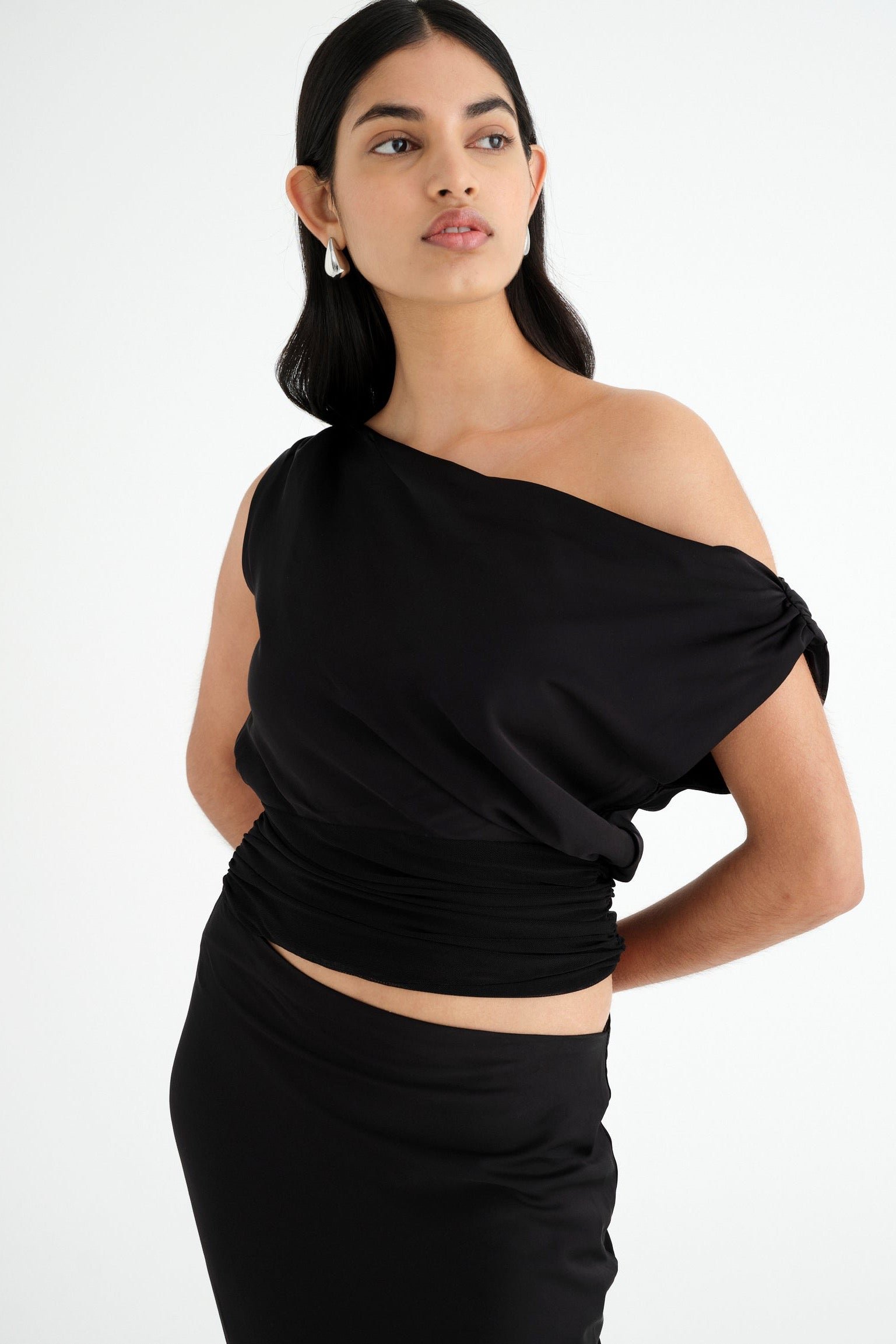 BENNI TESSA OFF SHOULDER DRESS - BLACK photo 4