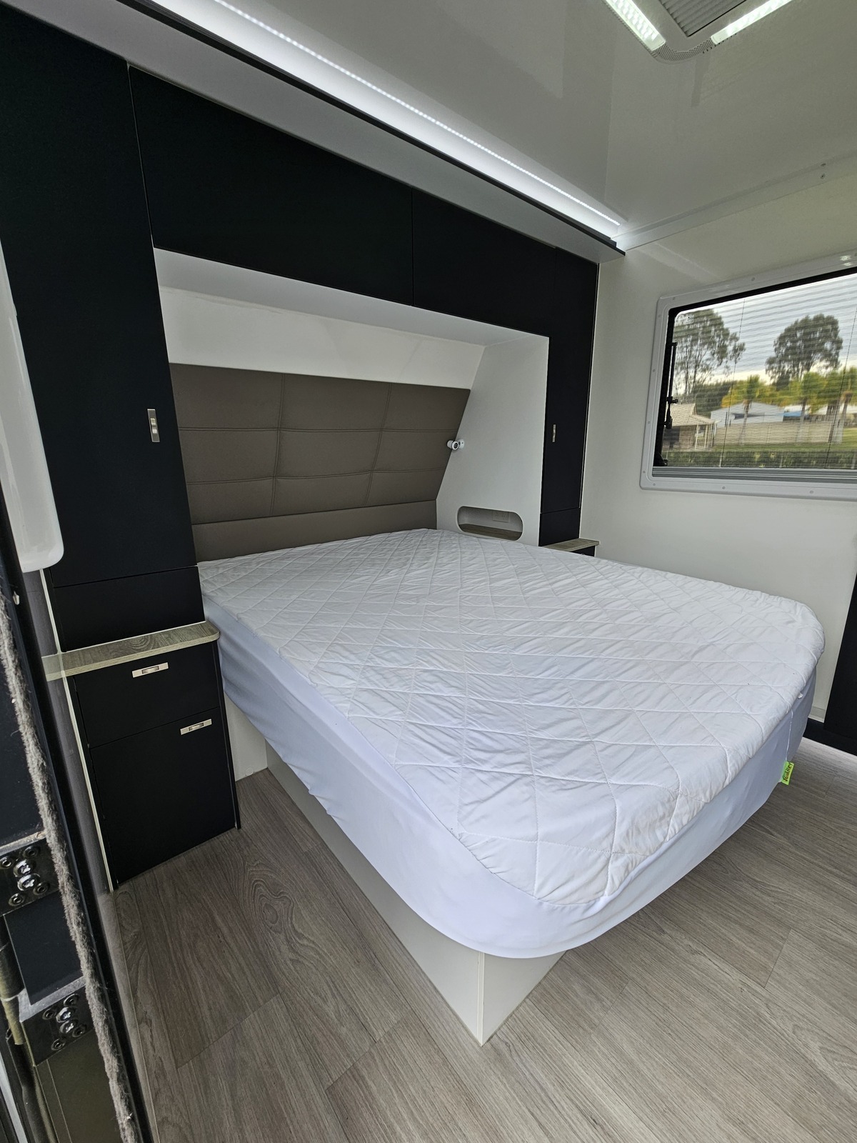 2024 Brand New Windsor family van, 3 bunks photo 5