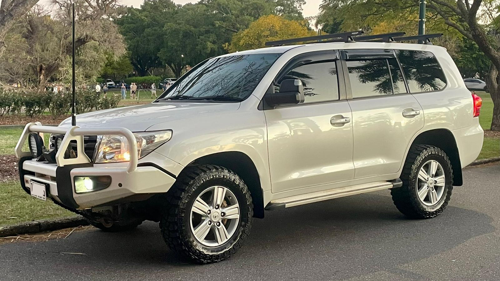 Toyota LandCruiser 200 8-Seat V8 Towing Vehicle photo 2