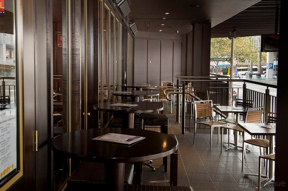 Lounge at Maloney's Hotel photo 6