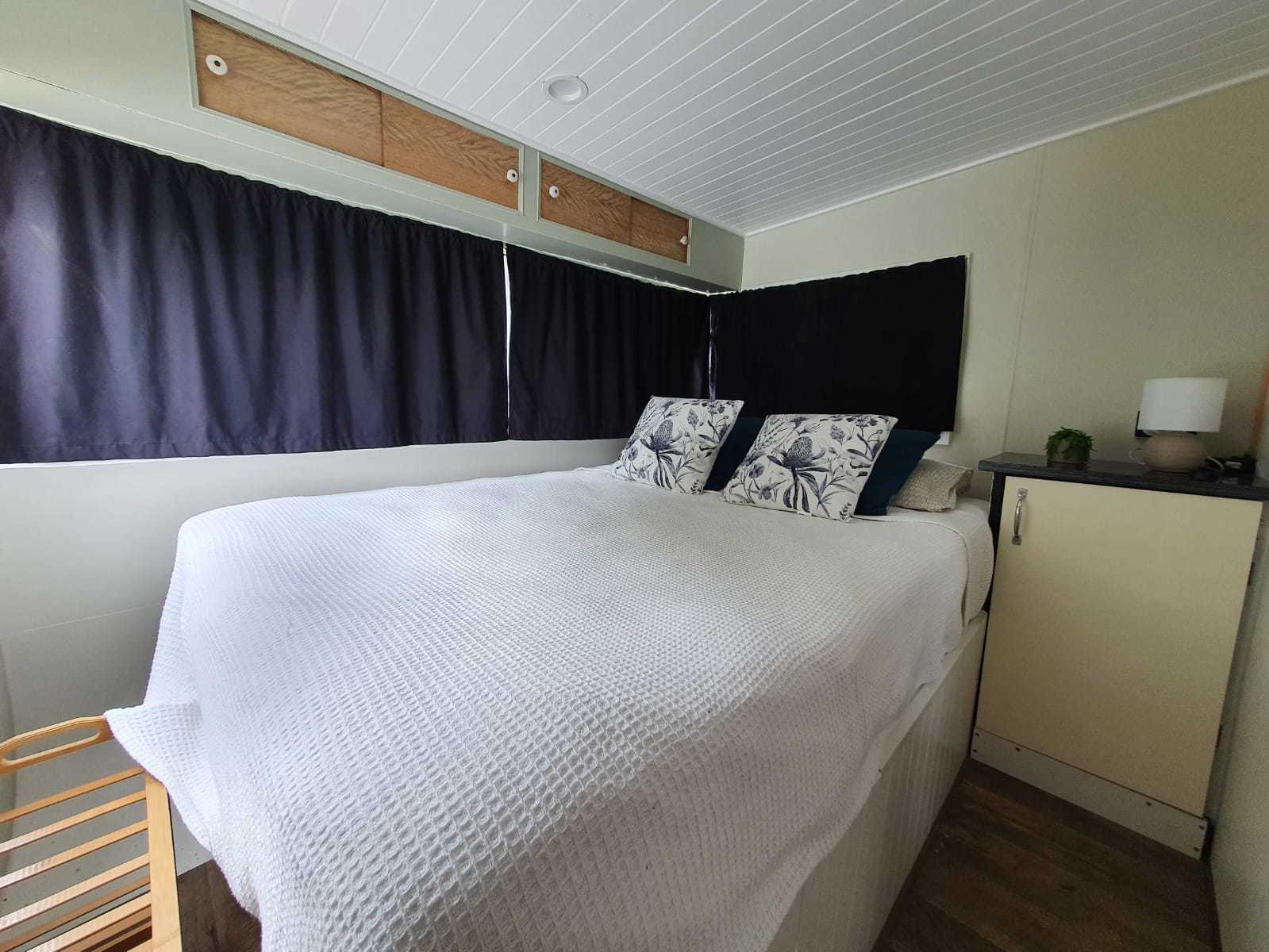'Van Go' Caravan (air-conditioning) photo 16